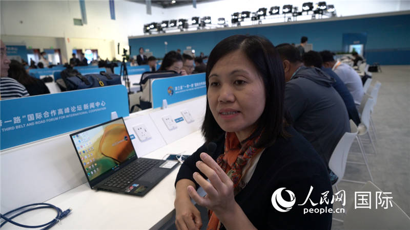 越南之聲廣播電臺記者胡鴻行（音譯，H? H?ng H?nh）與記者交談。人民網(wǎng) 楊春燕攝