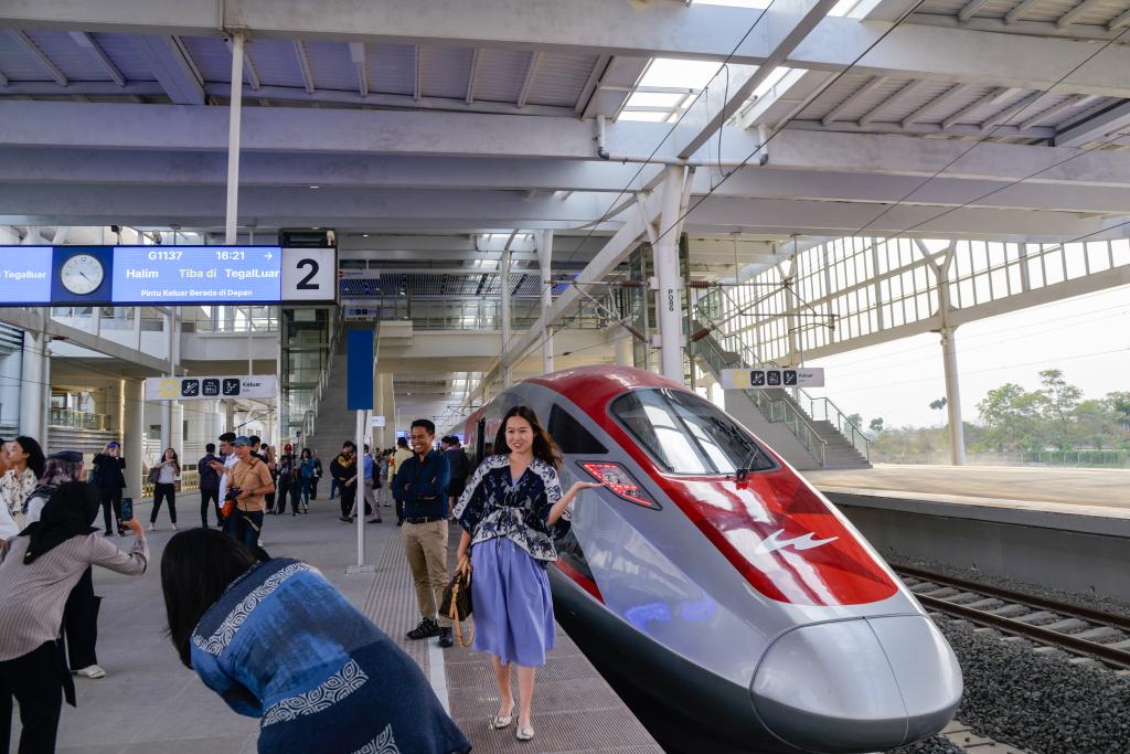 10月17日，在印度尼西亞萬(wàn)隆德卡魯爾站，乘客在站臺(tái)上和雅萬(wàn)高鐵高速動(dòng)車(chē)組列車(chē)合影。