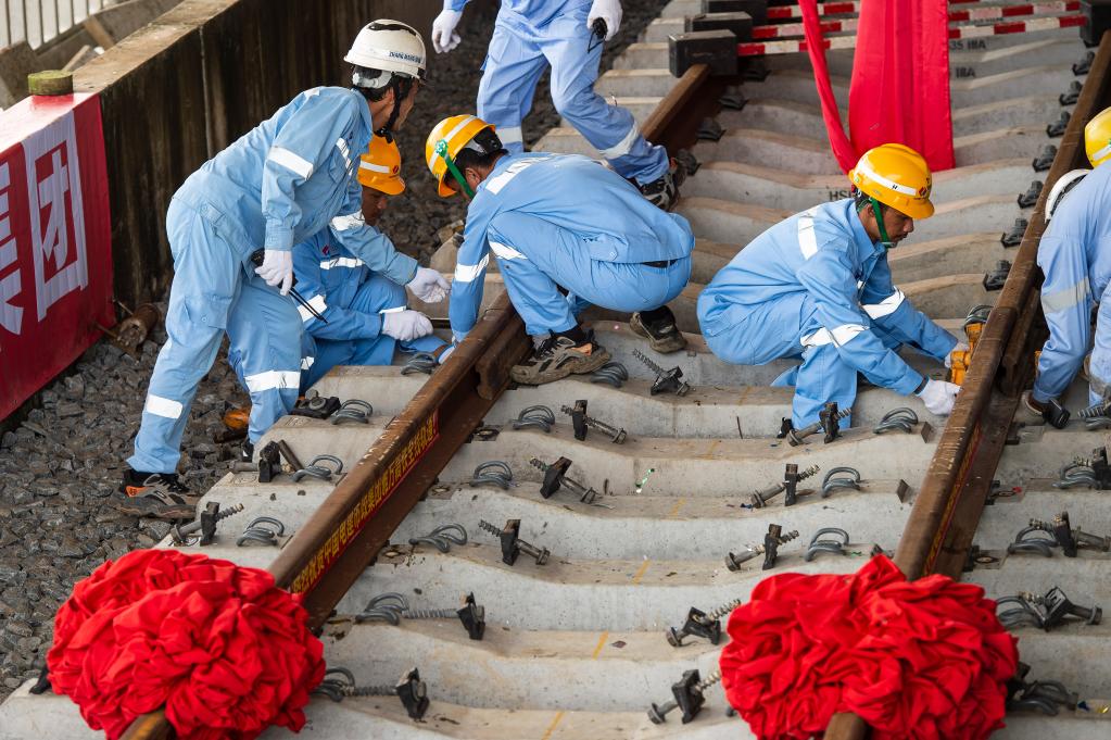 3月31日，在印度尼西亞雅加達(dá)雅萬(wàn)高鐵哈利姆車(chē)站，工人鋪設(shè)雅萬(wàn)高鐵全線(xiàn)最后一根鋼軌。