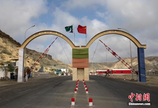 5月5日，瓜達(dá)爾港出入口的拱門。瓜達(dá)爾港是阿拉伯海沿岸的一座天然不凍良港，也是中巴經(jīng)濟走廊的南端起點。中國公司自2013年開始取得瓜達(dá)爾港的運營權(quán)，目前各項工作逐步展開。盡管自然條件差、物資匱乏，但瓜達(dá)爾卻有著重要的地理位置。瓜達(dá)爾是巴基斯坦通往波斯灣和阿拉伯海的大門，距離霍爾木茲海峽僅400公里。作為一帶一路有益補充的中巴經(jīng)濟走廊經(jīng)濟構(gòu)架的確立，使位于巴基斯坦最南端的瓜達(dá)爾港成為中巴經(jīng)濟走廊的一個重要出海口。<a target='_blank' href='/'><p  align=