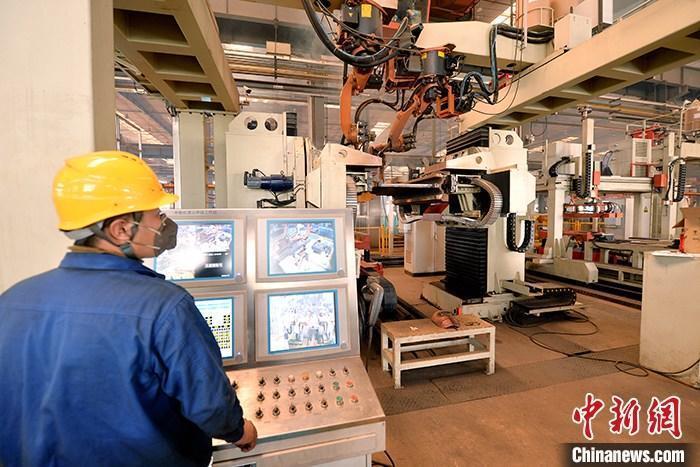 資料圖：車間內(nèi)工作人員進行機器操作。<a target='_blank' href='/' _fcksavedurl='/'><p  align=