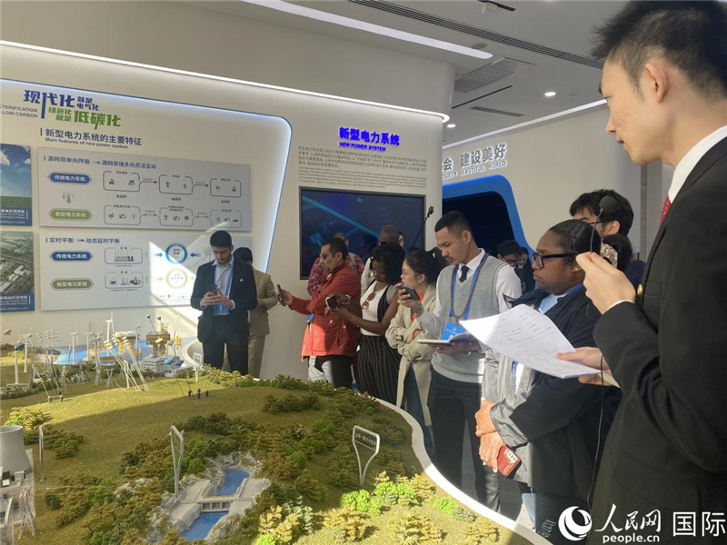 2023“一帶一路”媒體合作論壇聯合采訪團參訪中國能建。人民網記者 于洋攝