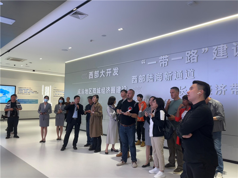 （成都國際鐵路港展廳，中外記者邊聽邊記，了解成都國際鐵路港運(yùn)行情況 趙橙涔攝