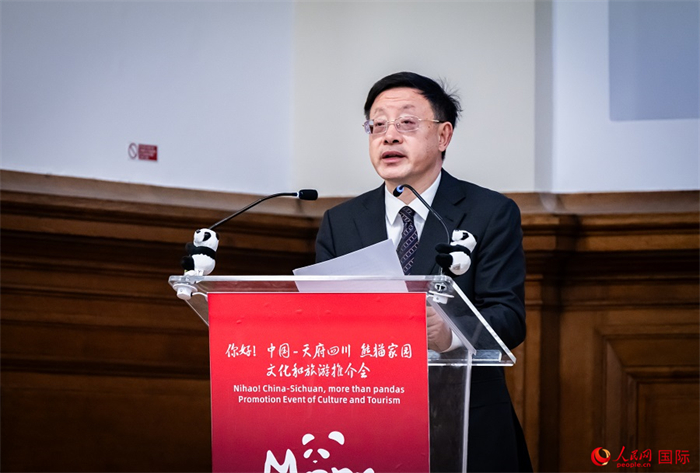 四川省文化和旅游廳廳長戴允康作文化旅游推介。人民網(wǎng) 郭錦標(biāo)攝