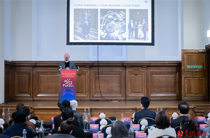 英國群英創(chuàng)意全球首席執(zhí)行官杰米·撒杰特在現(xiàn)場發(fā)言，分享如何進一步提升四川旅游的國際影響力、吸引更多的英國游客。人民網(wǎng) 郭錦標(biāo)攝