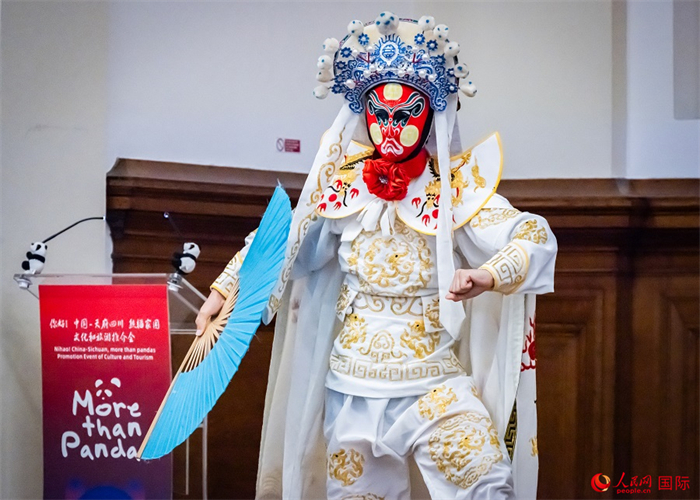 川劇絕活變臉表演。人民網(wǎng) 郭錦標(biāo)攝