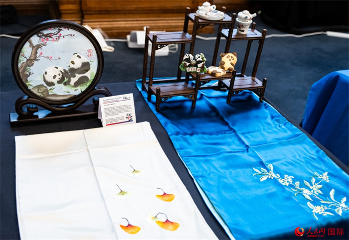 活動現(xiàn)場的現(xiàn)場文創(chuàng)展、互動體驗區(qū)、非遺區(qū)展示。人民網(wǎng) 郭錦標(biāo)攝
