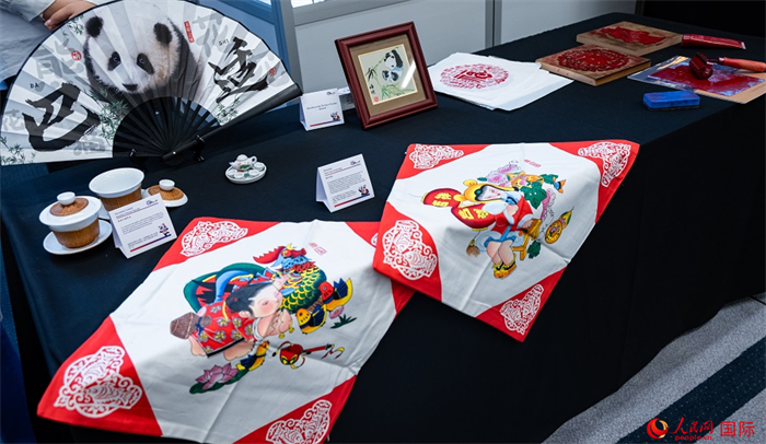 活動現(xiàn)場的現(xiàn)場文創(chuàng)展、互動體驗區(qū)、非遺區(qū)展示。人民網(wǎng) 郭錦標(biāo)攝