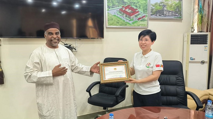 江西省衛(wèi)健委婦幼處處長葉穎代表組派部門接受乍得衛(wèi)生部表彰。中國（江西）第18批援乍得醫(yī)療隊供圖