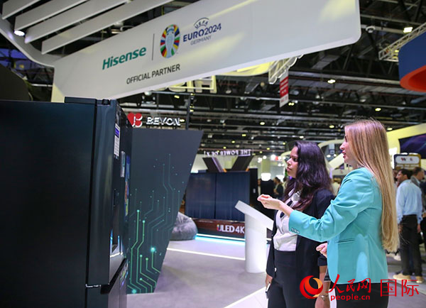 訪客在海信集團(tuán)展臺參觀。人民網(wǎng) 塔里克·易卜拉欣攝