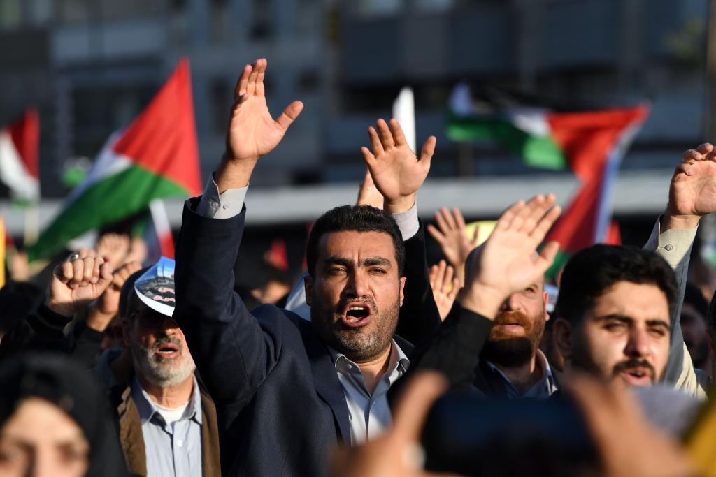 10月18日，人們在伊朗德黑蘭舉行集會(huì)。當(dāng)日，突尼斯、土耳其、伊朗等多國民眾舉行集會(huì)，表達(dá)對巴勒斯坦人民的支持，并譴責(zé)針對加沙城醫(yī)院的襲擊。新華社記者 沙達(dá)提 攝