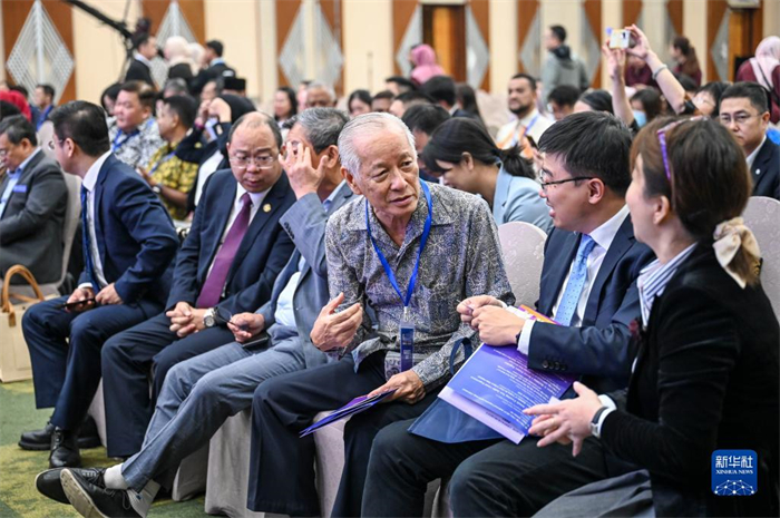 10月21日，在馬來西亞行政首都普特拉賈亞，嘉賓在第五屆中國—東盟視聽周開幕活動上交談。新華社記者 程一恒 攝