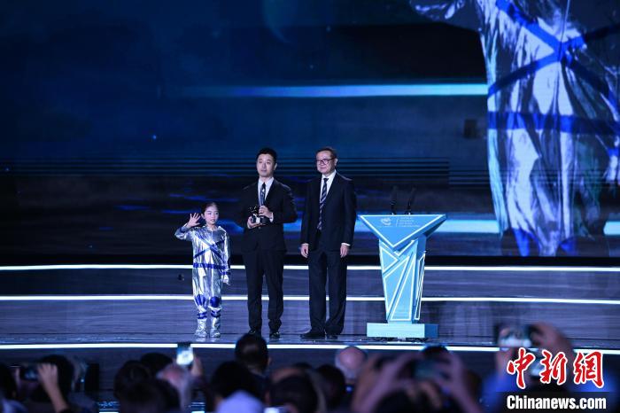 10月21日，2023雨果獎(jiǎng)在成都揭曉。中國(guó)科幻作家海漄憑小說(shuō)《時(shí)空畫(huà)師》獲2023雨果獎(jiǎng)“最佳短中篇小說(shuō)”?！D片由第81屆世界科幻大會(huì)組委會(huì)提供