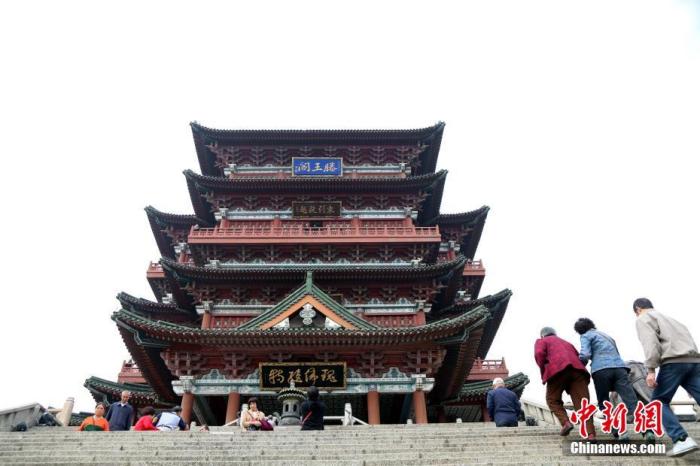 資料圖：中國農(nóng)歷九月初九，重陽佳節(jié)。民眾來到位于江西南昌的滕王閣旅游區(qū)，登高祈福。<a target='_blank' href='/'><p  align=