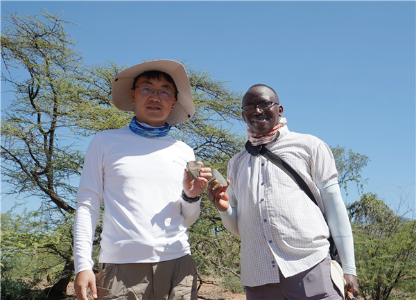 新發(fā)現(xiàn)的典型勒瓦婁哇石核和勒瓦婁哇尖狀器。中肯聯(lián)合考古隊(duì)供圖