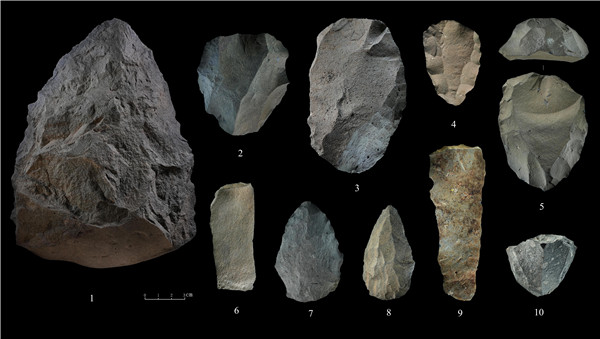 石制品 1.手斧 2、4、5.勒瓦婁哇石核（循環(huán)剝片法、優(yōu)先剝片法）3.勒瓦婁哇石葉石核 6.勒瓦婁哇石葉 7、8.勒瓦婁哇尖狀器 9.石葉 10.錐形石葉石核。中肯聯(lián)合考古隊(duì)供圖