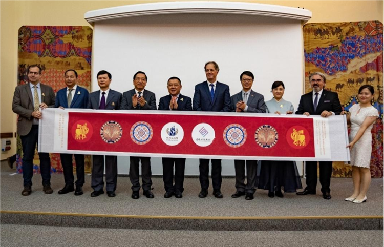 “絲路綺粲—中國絲綢藝術(shù)展”開幕式在匈牙利首都布達(dá)佩斯舉行。布達(dá)佩斯中國文化中心供圖