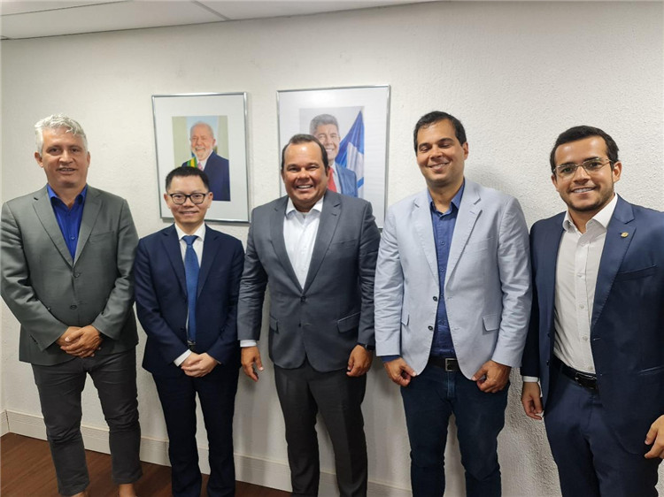 巴伊亞州副州長杰拉爾多·儒尼奧爾（中）與中國—巴伊亞州礦業(yè)委員會主要成員合影。巴西巴伊亞州“中國—巴伊亞州礦業(yè)委員會”供圖