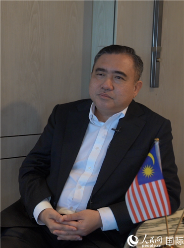 馬來(lái)西亞交通部部長(zhǎng)陸兆福在接受人民網(wǎng)專(zhuān)訪(fǎng)。人民網(wǎng) 張文捷攝