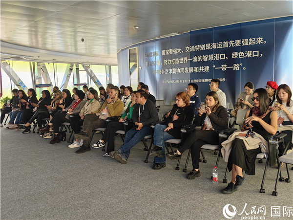 外媒記者探訪天津港北疆港區(qū)C段智能化集裝箱碼頭。人民網(wǎng)記者 符園園攝