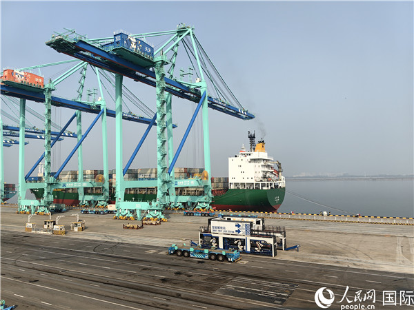 天津港北疆港區(qū)C段智能化集裝箱碼頭。人民網(wǎng)記者 符園園攝