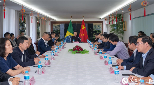 當?shù)貢r間10月23日，國務院僑務辦公室主任陳旭（中）在巴西里約熱內(nèi)盧出席國務院僑辦代表團與里約僑界座談會。  王天聰 攝