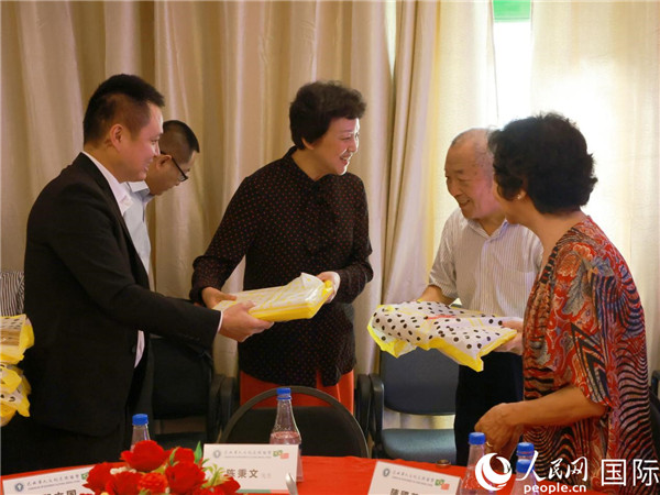 當?shù)貢r間10月23日，國務院僑務辦公室主任陳旭（中）在巴西華人文化交流協(xié)會會館出席里約僑界舉辦的重陽節(jié)敬老聯(lián)歡活動，并為里約僑界長者代表送上慰問品。  人民網(wǎng)記者 陳海琪攝