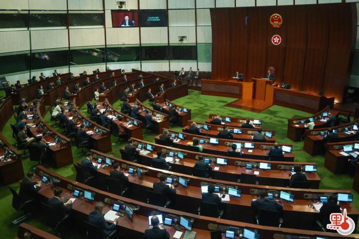 李家超在立法會(huì)宣讀新一份施政報(bào)告。圖片來源：香港“點(diǎn)新聞” 麥鈞杰 攝