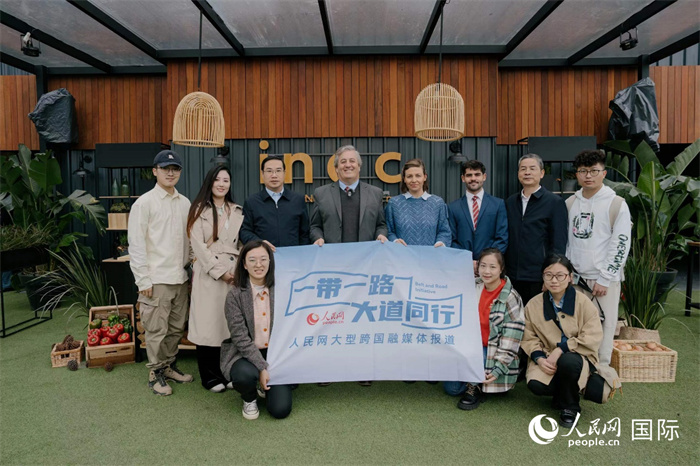 在烏拉圭第118屆普拉多牧農(nóng)業(yè)國際博覽會上，烏拉圭國家肉類協(xié)會主席與人民網(wǎng)記者合影。人民網(wǎng)記者 張若涵攝