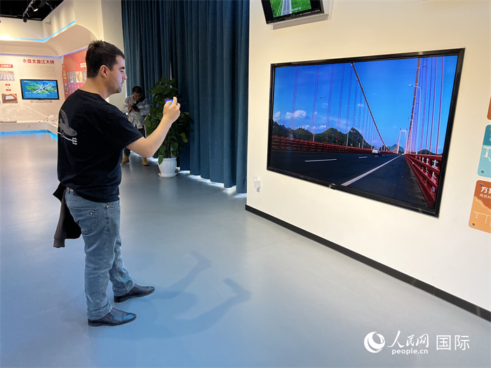 歐亞國(guó)家記者在橋梁博物館參觀。（人民網(wǎng) 花放攝）