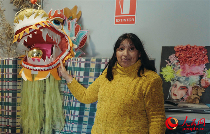 “熊貓閱覽室”一角。盧漢·梅洛為記者展示大使館贈(zèng)送的龍頭。人民網(wǎng)記者 張若涵攝