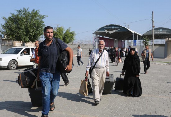   11月1日，人們在拉法口岸加沙一側(cè)準備前往埃及。新華社發(fā)（哈立德·奧馬爾攝）