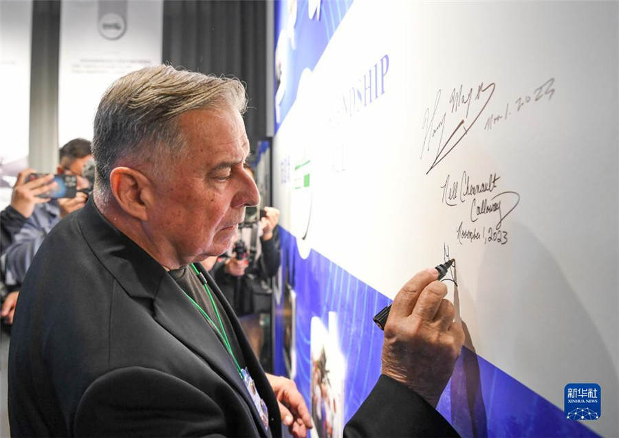 11月1日，美中航空遺產(chǎn)基金會(huì)主席格林在重慶史迪威博物館友誼墻上簽名。新華社記者 王全超 攝
