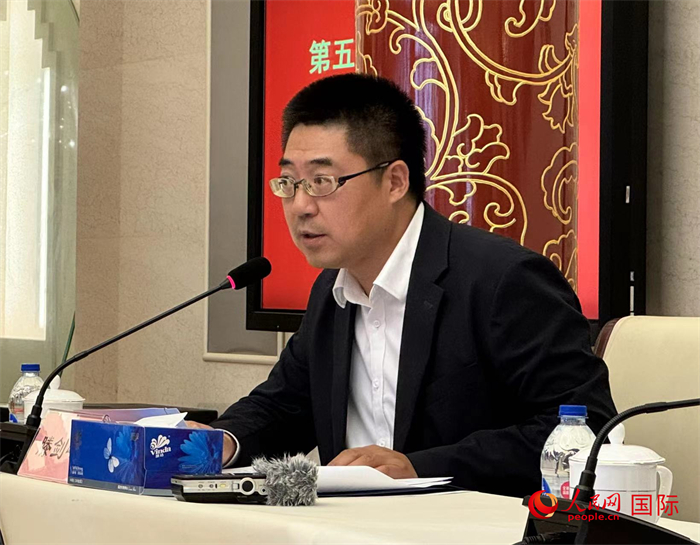 10月31日，歐美同學會副秘書長滕劍峰在第五屆中法文化論壇媒體吹風會上講話。（人民網(wǎng) 謝瑩攝）