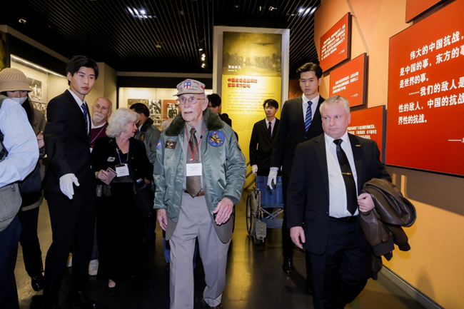 2023年10月30日，美國飛虎隊老兵梅爾·麥克馬倫一行參訪中國人民抗日戰(zhàn)爭紀(jì)念館。中國人民對外友好協(xié)會供圖
