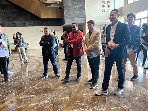   （外媒記者參觀中國藥都中醫(yī)藥博物館。中國經(jīng)濟周刊記者 郭志強 攝）