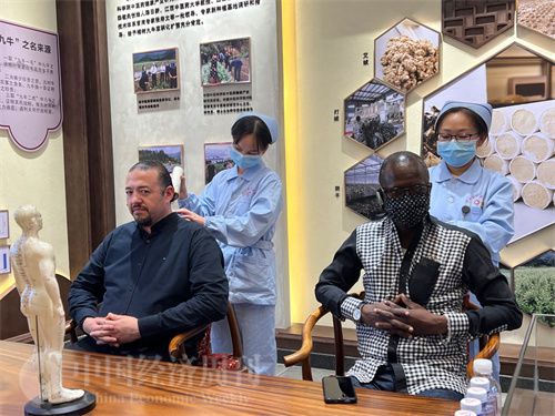  （外媒記者爭先恐后體驗艾灸，直呼神奇。中國經(jīng)濟周刊記者 郭志強 攝）