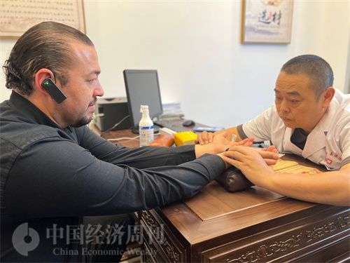   （外媒記者走進中醫(yī)堂，問診中醫(yī)名師。中國經(jīng)濟周刊記者 郭志強攝）
