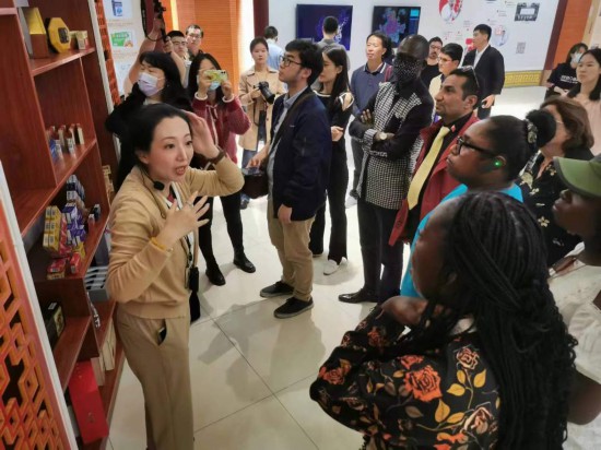2023“一帶一路”媒體合作論壇聯(lián)合采訪團(tuán)參觀仁和863科技園產(chǎn)品展示區(qū)。（本報(bào)記者 黃超攝）