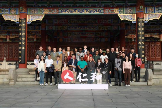 2023“一帶一路”媒體合作論壇聯(lián)合采訪團(tuán)參觀仁和集團(tuán)。（受訪者供圖）