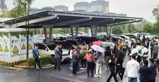   2023“一帶一路”媒體合作論壇聯(lián)合采訪團參觀新余市分宜縣行政服務中心“光儲充放檢”項目。（受訪者供圖）