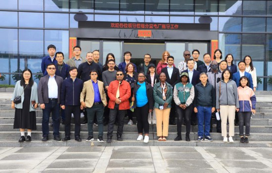   2023“一帶一路”媒體合作論壇聯(lián)合采訪團參觀國家電投江西公司新余市綜合智慧零碳電廠。（受訪者供圖）