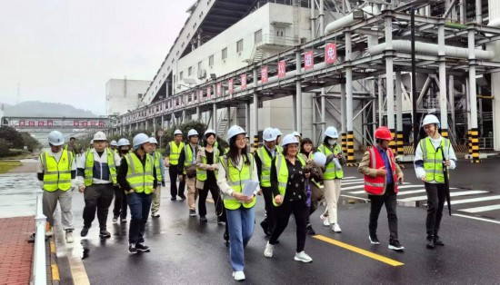   2023“一帶一路”媒體合作論壇聯(lián)合采訪團走進國家電投江西公司分宜電廠廠區(qū)。（本報記者 周歡攝）