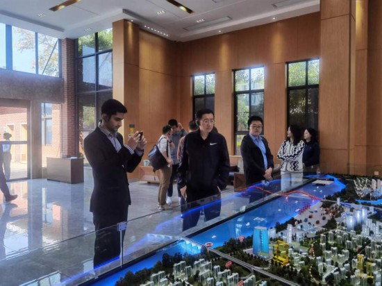 　　10月24日，2023“一帶一路”媒體合作論壇聯(lián)合采訪團團員在清水塘投資集團招商服務(wù)中心參觀。本報記者 常雯宜攝