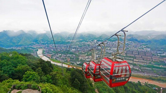 　　在纜車上俯瞰赤水河及茅臺(tái)鎮(zhèn)風(fēng)景。資料圖片