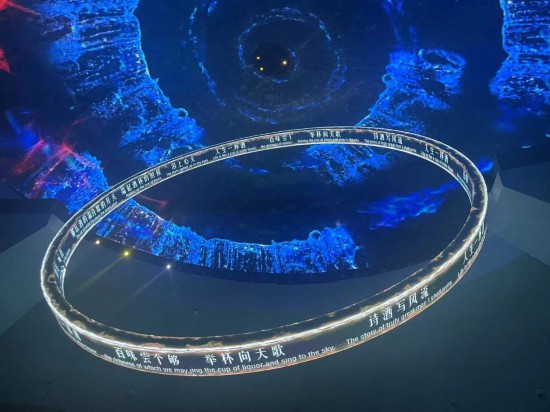 　　《天釀》演出中，屏幕上展示的歌詞。本報(bào)記者葉子攝