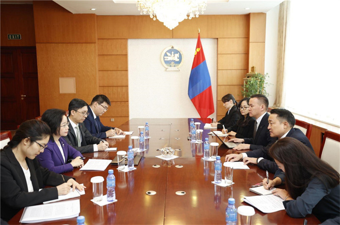 10月31日，中國(guó)駐蒙古國(guó)大使沈敏娟到任拜會(huì)蒙政府辦公廳主任兼蒙古人民黨總書記阿瑪爾巴伊斯格楞。中國(guó)駐蒙古使館供圖