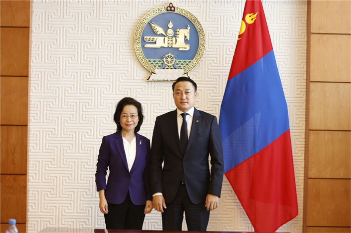 10月31日，中國(guó)駐蒙古國(guó)大使沈敏娟到任拜會(huì)蒙政府辦公廳主任兼蒙古人民黨總書記阿瑪爾巴伊斯格楞（右）。中國(guó)駐蒙古使館供圖