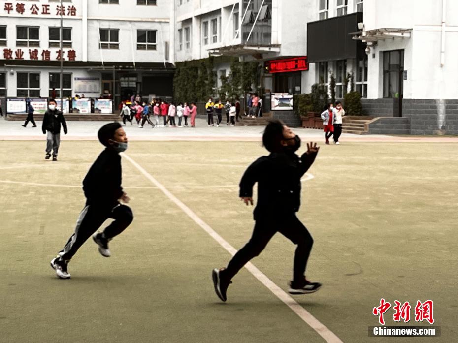 資料圖：學(xué)生們?cè)谡n間玩耍。