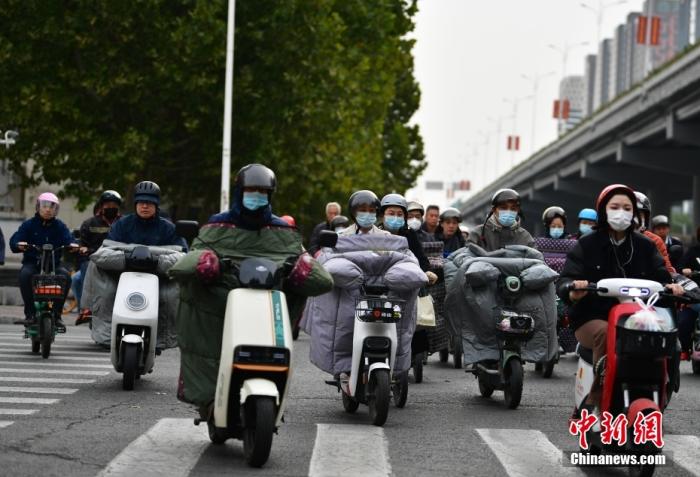 11月3日，河北石家莊迎降溫天氣，市民“捂”裝出行。 <a target='_blank' href='/'><p  align=